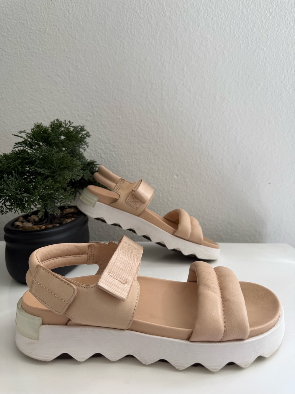 Sorel Viibe size 8.5 Nude/Tan Platform Sandals with White Sole - Picture 2 of 10
